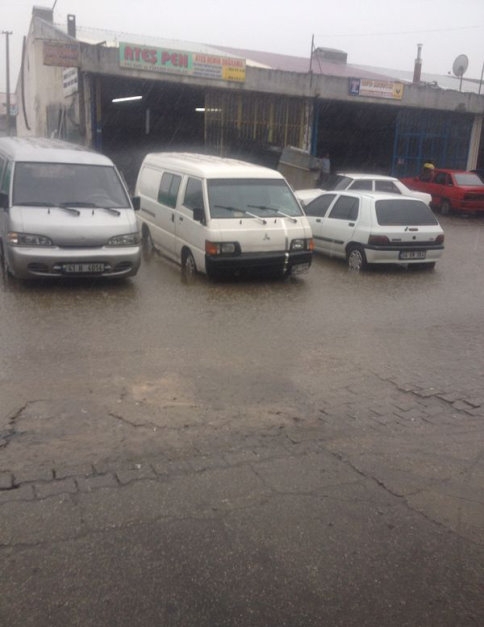 Akyazı'da Aralıksız Yağan Yağmur Sanayi Esnafına Zor Anlar Yaşattı