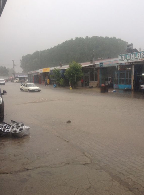 Akyazı'da Aralıksız Yağan Yağmur Sanayi Esnafına Zor Anlar Yaşattı