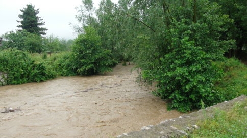Alaağaç deresi Kısmen Taştı, Karaçalılık yolu kapandı.