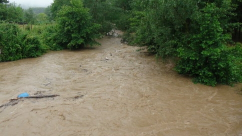 Alaağaç deresi Kısmen Taştı, Karaçalılık yolu kapandı.