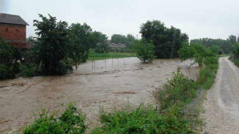 Alaağaç deresi Kısmen Taştı, Karaçalılık yolu kapandı.