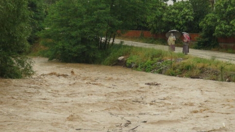 Alaağaç deresi Kısmen Taştı, Karaçalılık yolu kapandı.