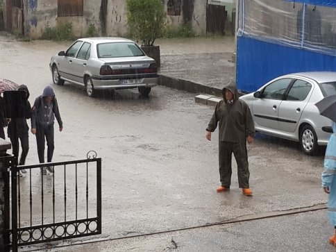 Akyazı'da Kriz Masası Oluşturuldu. Başkan'dan 24 Saat Sel Mesaisi