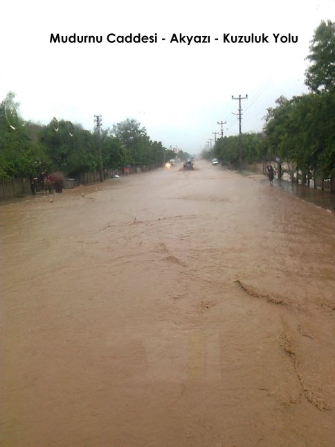 Araba ve Evler Su altında Kaldı 