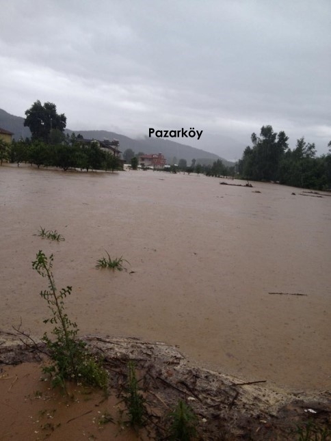 Araba ve Evler Su altında Kaldı 