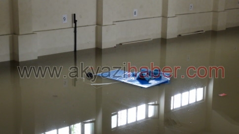 Akyazı Anadolu Lisesi Bodrum Katı Suya gömüldü. 