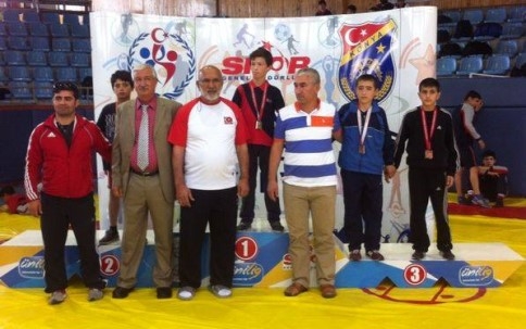 Güreşçiler Çorum ve Konya'dan Madalyalarla Dönüyor