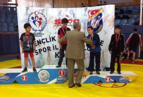 Güreşçiler Çorum ve Konya'dan Madalyalarla Dönüyor