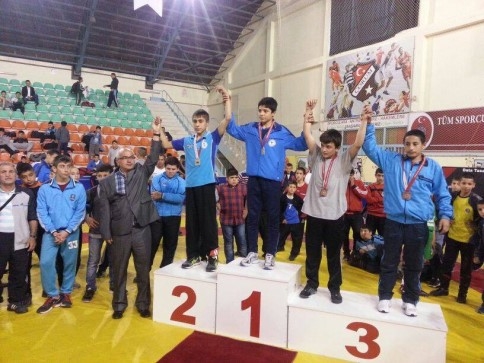 Güreşçiler Çorum ve Konya'dan Madalyalarla Dönüyor