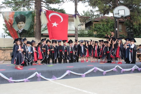 Miniklerin Mezuniyet Heyecanı 