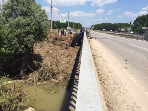 OTOMOBİL KÖPRÜDE ASILI KALDI