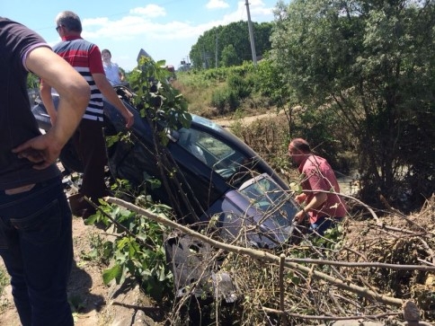 OTOMOBİL KÖPRÜDE ASILI KALDI