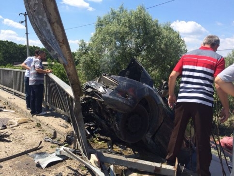 OTOMOBİL KÖPRÜDE ASILI KALDI