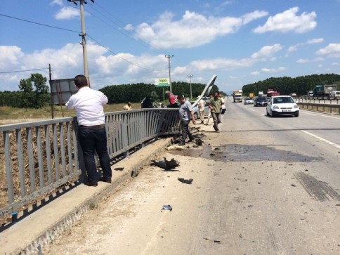 OTOMOBİL KÖPRÜDE ASILI KALDI