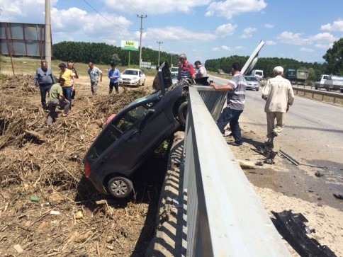 OTOMOBİL KÖPRÜDE ASILI KALDI