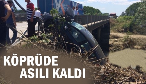 OTOMOBİL KÖPRÜDE ASILI KALDI