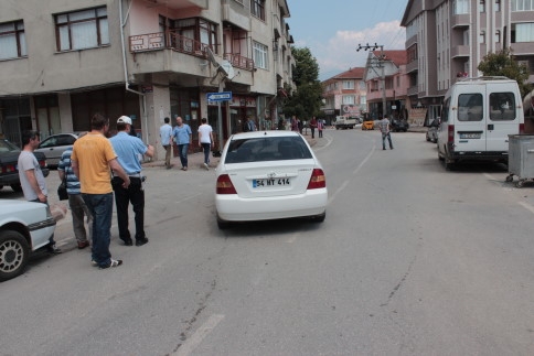 Pazarköy Caddesinde Otomobille motosiklet çarpıştı. 