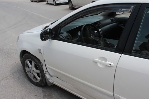 Pazarköy Caddesinde Otomobille motosiklet çarpıştı. 