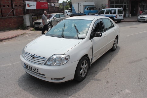 Pazarköy Caddesinde Otomobille motosiklet çarpıştı. 