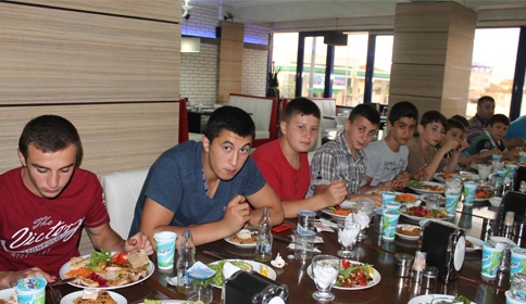 Gözde Pizza Başarılı Güreşçileri Ağırladı