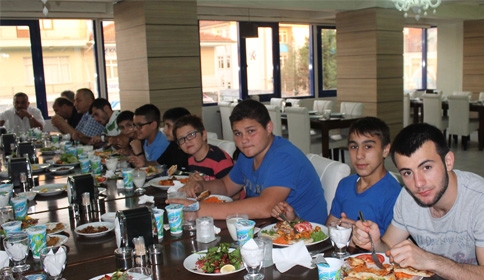 Gözde Pizza Başarılı Güreşçileri Ağırladı