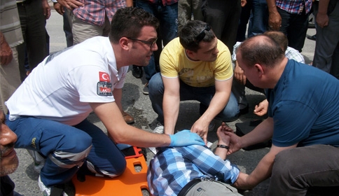 Motosiklet Bisiklete Çarptı | 2 YARALI 1'i AĞIR