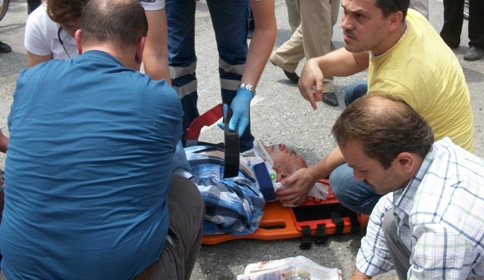 Motosiklet Bisiklete Çarptı | 2 YARALI 1'i AĞIR