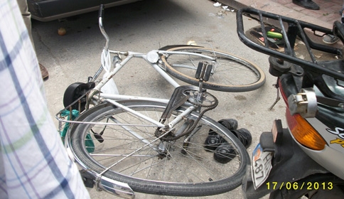 Motosiklet Bisiklete Çarptı | 2 YARALI 1'i AĞIR