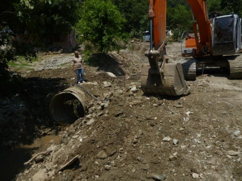 Akyazı Belediyesi Teknik Ekipleri Dört Koldan Sel'in Yaralarını Sarıyor