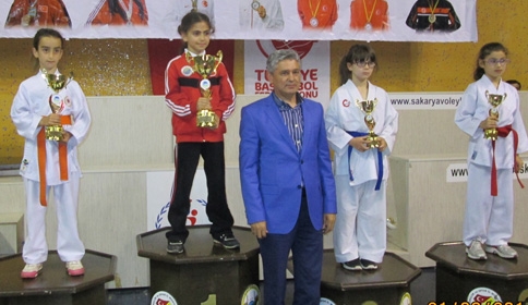 Karatecilerden Büyük Başarı