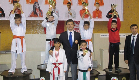 Karatecilerden Büyük Başarı