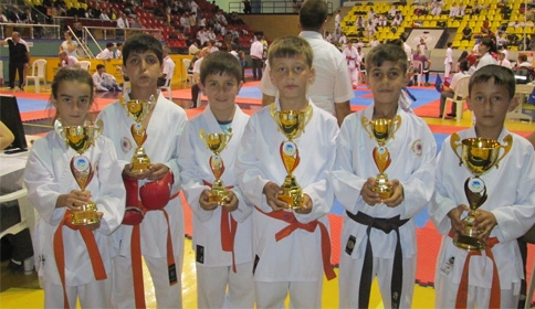 Karatecilerden Büyük Başarı