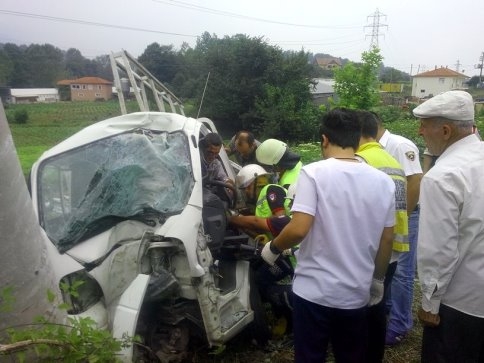 Kamyonet Elektrik Direğine Çarptı 