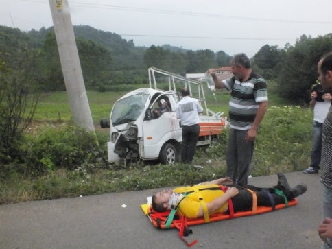 Kamyonet Elektrik Direğine Çarptı 