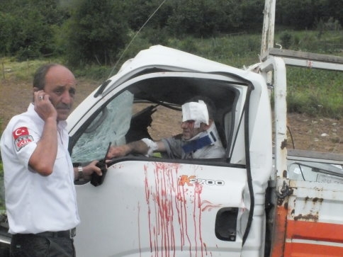 Kamyonet Elektrik Direğine Çarptı 