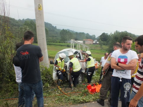 Kamyonet Elektrik Direğine Çarptı 