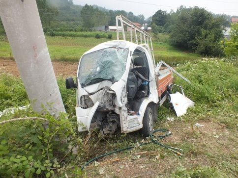 Kamyonet Elektrik Direğine Çarptı 