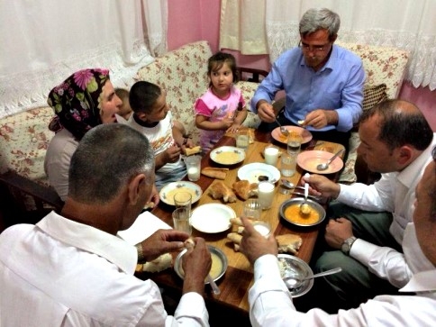 Akcan Vatandaşın Evinde İftar Açıyor