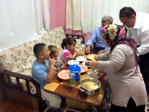 Akcan Vatandaşın Evinde İftar Açıyor