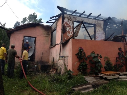 Çıkan Yangında  Ev Tamamen Yandı