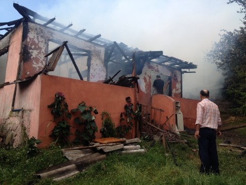 Çıkan Yangında  Ev Tamamen Yandı