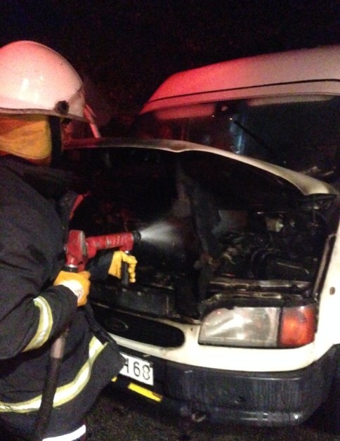 Seyir Halindeki Minibüs Alev Aldı 