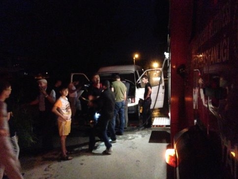 Seyir Halindeki Minibüs Alev Aldı 