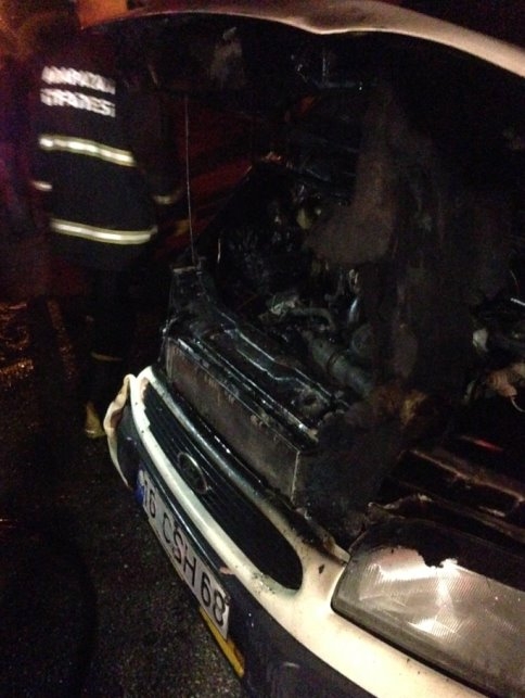 Seyir Halindeki Minibüs Alev Aldı 