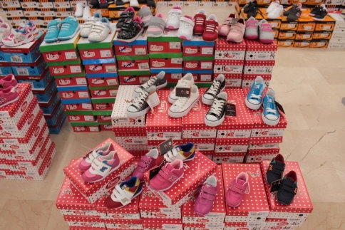 Akyazı’nın Ayakkabı Merkezi Savaş Kundura Yeni Yerinde.