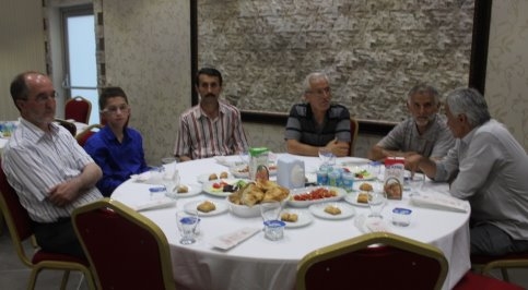 Diyanet Vakfı Akyazı Şubesi Esnaflara İftar Verdi