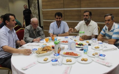 Diyanet Vakfı Akyazı Şubesi Esnaflara İftar Verdi