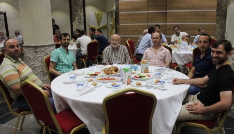 Diyanet Vakfı Akyazı Şubesi Esnaflara İftar Verdi