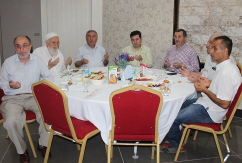 Diyanet Vakfı Akyazı Şubesi Esnaflara İftar Verdi