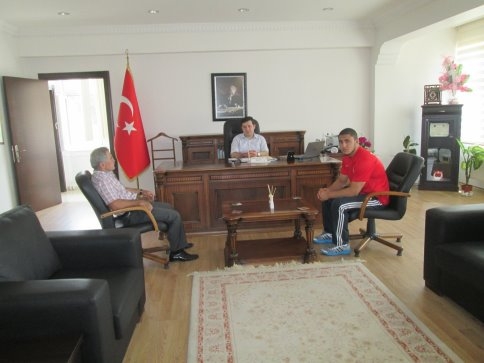 Dünya 2.'si Yazıcı Kaymakam'ı Ziyaret Etti